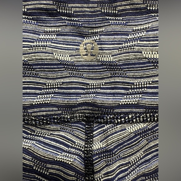 Lululemon Blue white and black Striped cropped capri wunder under Leggings - Picture 7 of 8